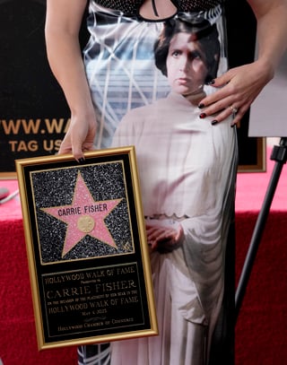 Carrie Fisher recibe su estrella póstuma en Paseo de la Fama acompañada de su hija, C-3PO y R2-D2