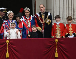 Formalmente, el Reino Unido tiene nuevos reyes: Carlos III y Camila. Los nuevos monarcas han recibido ya los símbolos de su poder tras haber ascendido al trono con la muerte de Isabel II. La coronación se realizó en una solemne ceremonia celebrada este sábado en la Abadía de Westminster, en el corazón de la capital británica, y no estuvo exenta de protestas contra la monarquía.