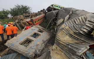 Choque de trenes en la India deja más de 200 muertos