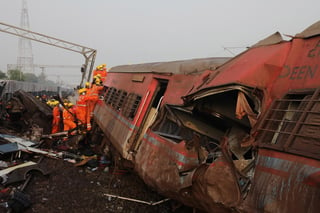 Choque de trenes en la India deja más de 200 muertos