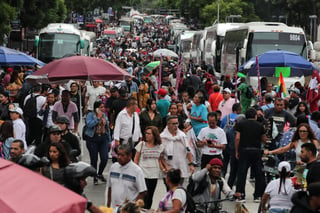 EUM20230701POL36.JPG 
CIUDAD DE MÉXICO. Event/Evento-AMLO.- 1 de julio de 2023. Aspectos de la avenida Juárez llena de camiones que trasportan a simpatizantes que se dirigen al evento por el quinto aniversario del triunfo del presidente Andrés Manuel López Obrador en el Zócalo. Foto: Agencia EL UNIVERSAL/Fernanda Rojas/EELG