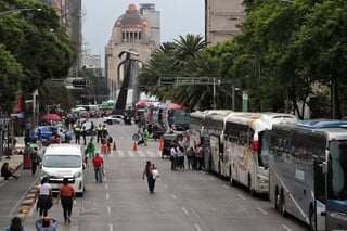 EUM20230701POL37.JPG 
CIUDAD DE MÉXICO. Event/Evento-AMLO.- 1 de julio de 2023. Aspectos de la avenida Juárez llena de camiones que trasportan a simpatizantes que se dirigen al evento por el quinto aniversario del triunfo del presidente Andrés Manuel López Obrador en el Zócalo. Foto: Agencia EL UNIVERSAL/Fernanda Rojas/EELG