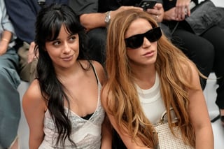Shakira, Camila Cabello, Cardi B y más celebridades en desfile de París