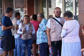 El Banco del Bienestar en el Centro de Torreón registra largas filas a su exterior.
