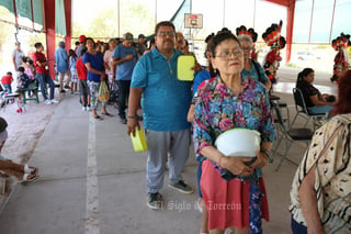 Ofrecen reliquia por San Charbel en Torreón; decenas de laguneros se dan cita