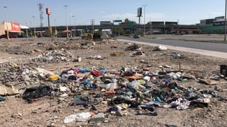 Mala imagen en transitada vialidad: Bulevar La Libertad y carretera Torreón-Matamoros, a un costado de la tienda de autoservicio, es otro punto donde constantemente arrojan basura.