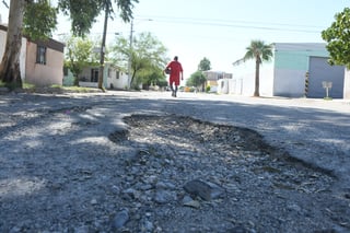 Olvidan tapar los baches y pavimentar.

Así luce la calle De los Sarapes y Del Aguaje en la colonia, con un enorme bache olvidado de años y falta de pavimento.