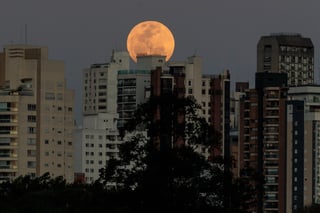 Una impresionante 'superluna azul' iluminó el cielo de la Ciudad de México este miércoles 30 de agosto. Este fenómeno astronómico sucede cada dos años.