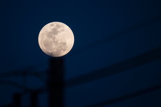 Una impresionante 'superluna azul' iluminó el cielo de la Ciudad de México este miércoles 30 de agosto. Este fenómeno astronómico sucede cada dos años.