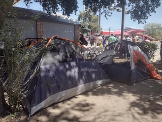 Aficionados acampan por boletos de los Algodoneros