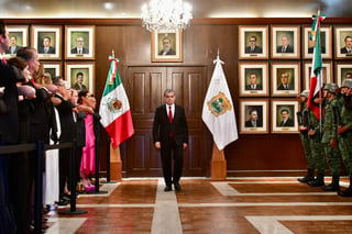 El gobernador Miguel Ángel Riquelme Solís encabezó la ceremonia para conmemorar el 213 aniversario del inicio de la Independencia de México, la que fue la sexta y última de su Administración al frente del estado de Coahuila.