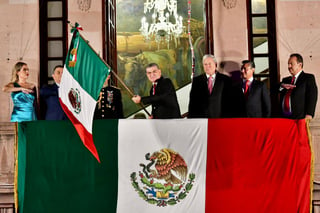 El gobernador Miguel Ángel Riquelme Solís encabezó la ceremonia para conmemorar el 213 aniversario del inicio de la Independencia de México, la que fue la sexta y última de su Administración al frente del estado de Coahuila.