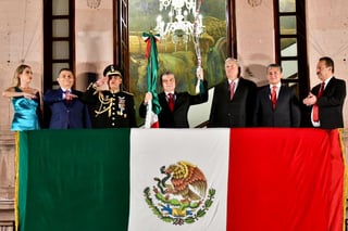 El gobernador Miguel Ángel Riquelme Solís encabezó la ceremonia para conmemorar el 213 aniversario del inicio de la Independencia de México, la que fue la sexta y última de su Administración al frente del estado de Coahuila.