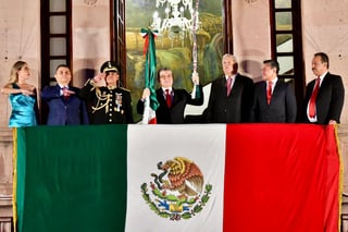 El gobernador Miguel Ángel Riquelme Solís encabezó la ceremonia para conmemorar el 213 aniversario del inicio de la Independencia de México, la que fue la sexta y última de su Administración al frente del estado de Coahuila.