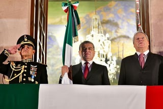El gobernador Miguel Ángel Riquelme Solís encabezó la ceremonia para conmemorar el 213 aniversario del inicio de la Independencia de México, la que fue la sexta y última de su Administración al frente del estado de Coahuila.