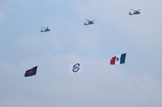 Más de 14 mil soldados desfilaron este sábado por el centro de la Ciudad de México, en conmemoración del aniversario del inicio de la lucha por la Independencia de México.