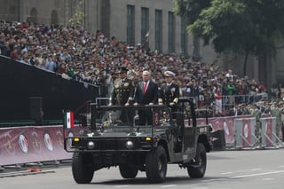 Más de 14 mil soldados desfilaron este sábado por el centro de la Ciudad de México, en conmemoración del aniversario del inicio de la lucha por la Independencia de México.