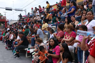 Más de dos mil personas, desde niños hasta adultos mayores, participaron en el tradicional desfile por el 213 aniversario de la Independencia de México en Gómez Palacio y algunos de ellos hicieron gala de sus habilidades en diversas ramas.