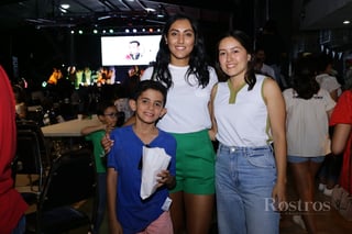 -Luis Emilio, Mayra y Lorena.