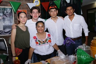 -Salma, Nacho, Adriana, Tavo y Luis.