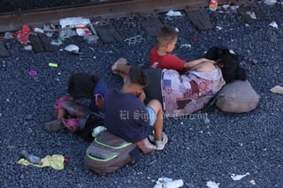 Familias migrantes quedaron varadas por la suspensión temporal de trenes de carga.