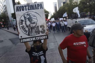 Miles marchan en CDMX en el 9 aniversario de la desaparición de los 43 de Ayotzinapa