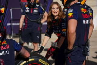 Drew Barrymore en su visita a Red Bull con Checo Pérez