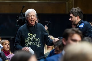 Interrumpen una audiencia en el Senado de EUA al grito de: 'alto al fuego ya en Gaza'
