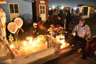 Unas 15 mil personas visitan el panteón Guadalupe de Monclova en la noche