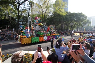 EUM20231104SOC25.JPG 
CIUDAD DE MÉXICO. City/CDMX-Desfile.- 4 de noviembre de 2023. Aspectos del Gran Desfile de Día de Muertos que avanza sobre Paseo de la Reforma rumbo al Zócalo de la Ciudad de México. Foto: Agencia EL UNIVERSAL/Carlos Mejía/EELG