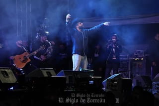 Carin León enamora a su público lagunero con ‘cita’ musical