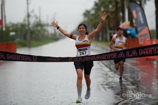 Con mucha lluvia se celebran el Medio Maratón 21 K Grupo Artec