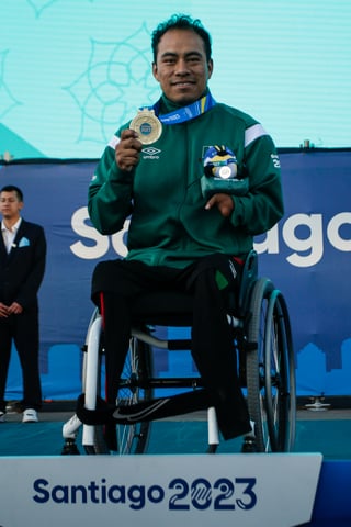 AMDEP3588. SANTIAGO (CHILE), 21/11/2023.- Leonardo de Jesús Pérez de México posa con la medalla de oro de 400m T52 masculino hoy, durante los Juegos Parapanamericanos 2023 en Santiago (Chile). EFE/ Ailen Díaz
