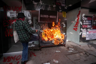 Manifestantes prenden fuego a instalaciones de Censida