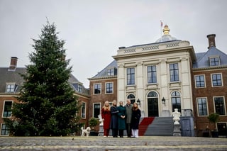 Familia real holandesa posa para su sesión de fotos decembrina