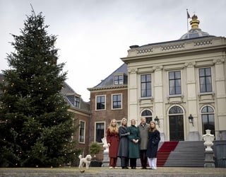 Familia real holandesa posa para su sesión de fotos decembrina