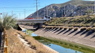 GRAN AFLUENTE: 
El agua verdosa y pestilente llega hasta el puente del Distribuidor Vial Villa de las Flores; incluso la carretera lateral del canal es una de las vialidades más transitadas.