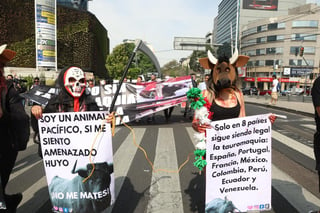 Decenas protestan contra reapertura de Plaza México este domingo