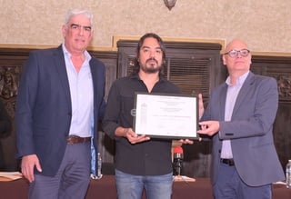 Ángel Aurelio Hernández Arreola recibe el Premio Perla Szuchmacher 2023 en el TIM