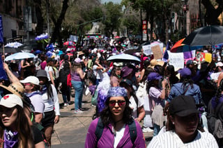 EUM20240308SOC40.JPG 
CIUDAD DE MÉXICO. Protest/Protesta-8M.- 8 de marzo de 2024. Contingentes se congregan en las inmediaciones del Monumento a la Revolución para formar parte de la marcha por el Día Internacional de la Mujer. Foto: Agencia EL UNIVERSAL/Abril Angulo/EELG 
