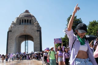 EUM20240308SOC39.JPG 
CIUDAD DE MÉXICO. Protest/Protesta-8M.- 8 de marzo de 2024. Contingentes se congregan en las inmediaciones del Monumento a la Revolución para formar parte de la marcha por el Día Internacional de la Mujer. Foto: Agencia EL UNIVERSAL/Abril Angulo/EELG 
