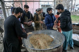 En Afganitan se observa a los cocineros de una región preparándose para romper el ayuno diurno.