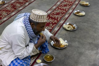 Un hombre en Nepal. Los musulmanes deben abstenerse de comer, beber y mantener relaciones sexuales desde el amanecer hasta la puesta del sol todos los días del mes. Muchos musulmanes practicantes también realizan oraciones adicionales, especialmente por la noche, e intentan recitar todo el Corán.