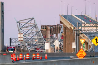 Carguero derrumba puente en Baltimore