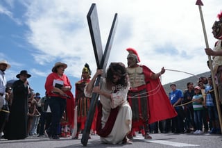 Viven el viacrucis en Torreón