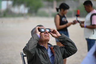 Disfrutan del eclipse desde Dolores Hidalgo, Nazas