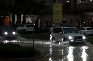 Lluvias inundan Dubái; interrumpen operaciones de aeropuertos