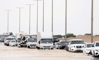 Lluvias inundan Dubái; interrumpen operaciones de aeropuertos
