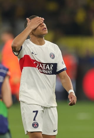 Dortmund (Germany), 01/05/2024.- PSG's Kylian Mbappe puts a hand on his face after losing the UEFA Champions League semi final, 1st leg match between Borussia Dortmund and Paris Saint-Germain in Dortmund, Germany, 01 May 2024. (Liga de Campeones, Alemania, Rusia) EFE/EPA/FRIEDEMANN VOGEL

