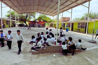 Por calor toman las clases al exterior en Gómez Palacio